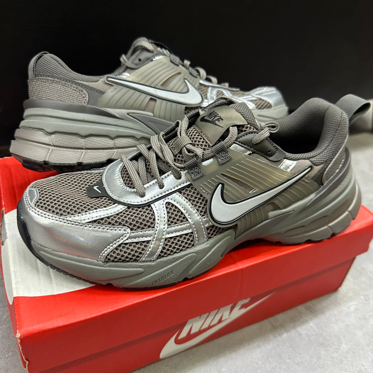 NIKE V2K RUN SIZE 43