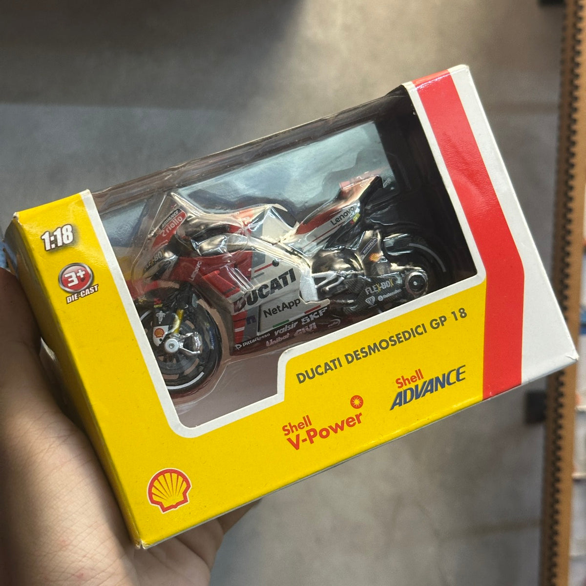 MAISTO 1:18 DUCATI DESMOSEDICI GP 18 SHELL DIE-CAST MOTORCYCLE