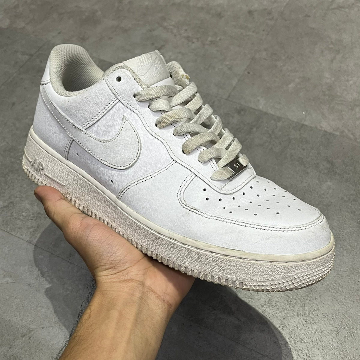NIKE AIR FORCE 1 SIZE 43
