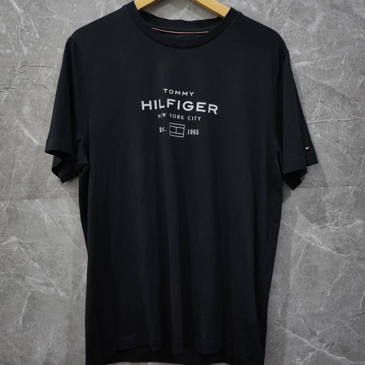 TOMMY HILFIGER TEE SIZE L