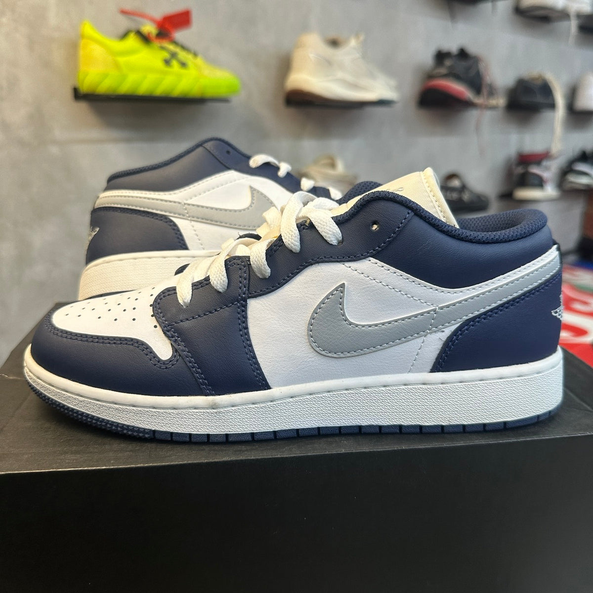 NIKE AIR JORDAN LOW SIZE 40