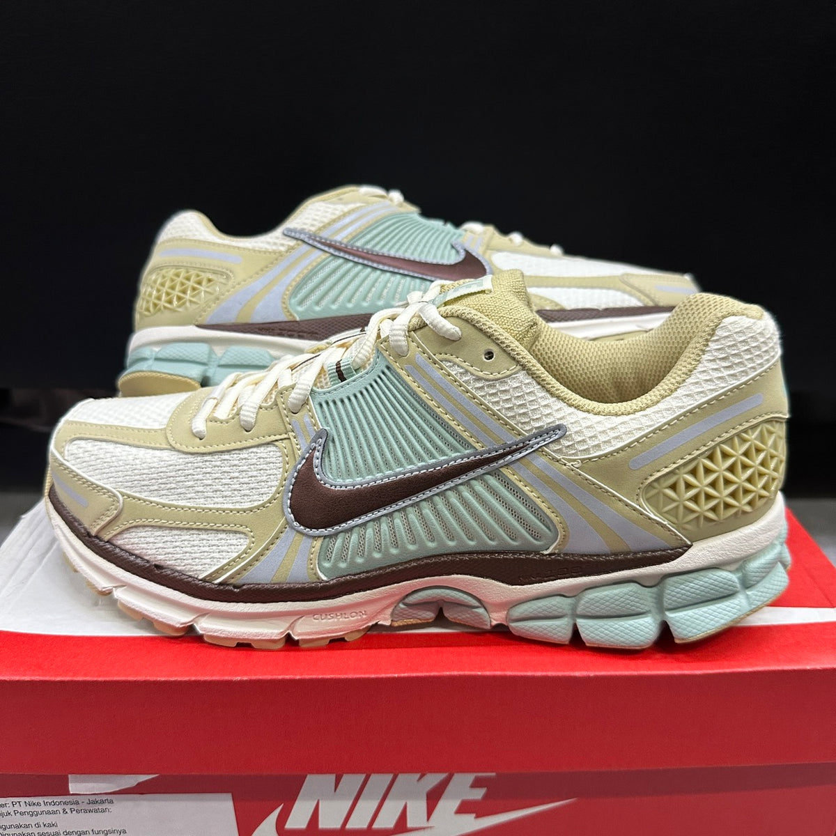 NIKE ZOOM VOMERO SIZE 42